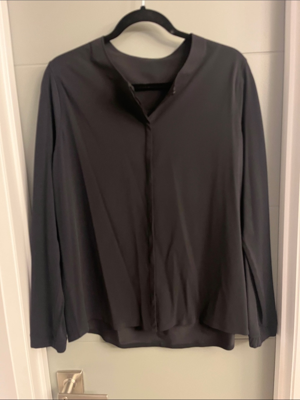 Women’s Lululemon Black Long-Sleeve lightweight button up blouse Sz 12